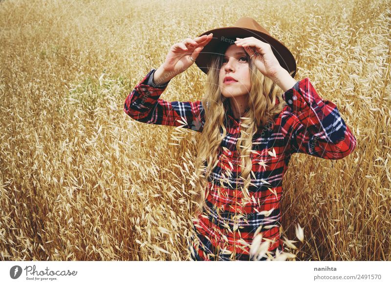 Junge Frau, die sich vor der Sonne auf einem Weizenfeld bedeckt. Getreide Lifestyle Stil Freiheit Sommer Sommerurlaub Mensch feminin Jugendliche 1 18-30 Jahre
