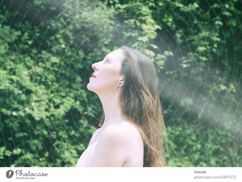 nachdenkliche Frau Lifestyle Glück schön Meditation Sommer Mensch feminin Erwachsene Weiblicher Senior Haare & Frisuren 45-60 Jahre Natur Baum Blatt Park Hügel