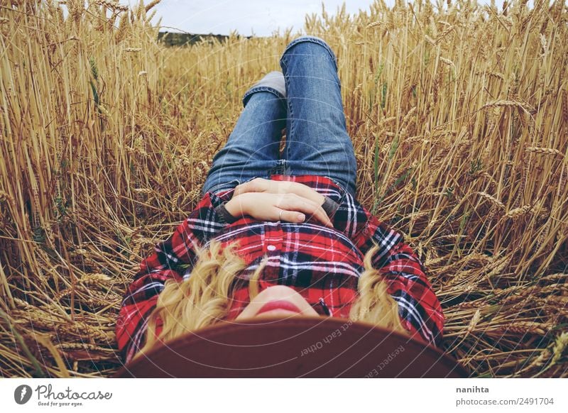 Junge Frau ruht auf einem Weizenfeld. Lifestyle Wellness Erholung Sommer Sommerurlaub Landwirtschaft Forstwirtschaft Mensch feminin Jugendliche 1 18-30 Jahre