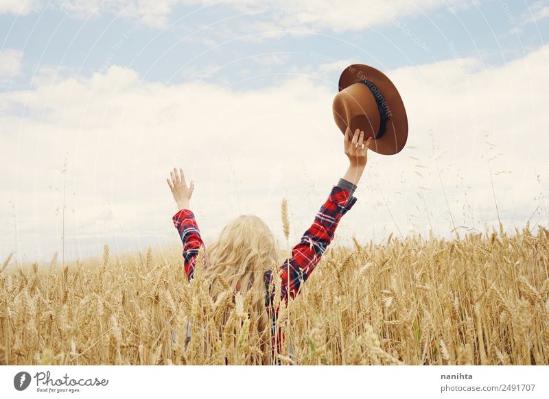 Rückansicht einer jungen Frau auf einem Weizenfeld Getreide Lifestyle Stil Freude Gesundheit Wellness harmonisch Wohlgefühl Ferien & Urlaub & Reisen Abenteuer