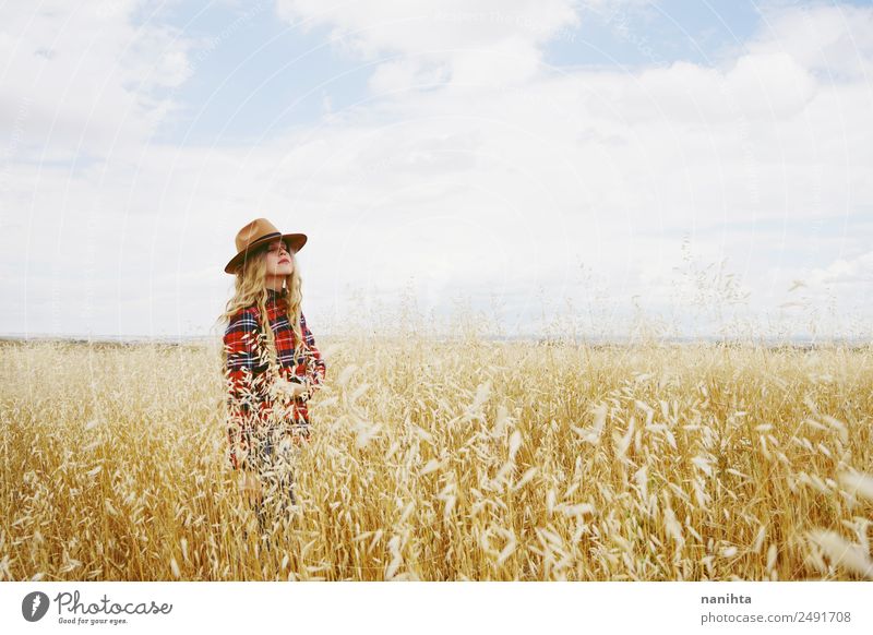 Junge Frau allein auf einem Weizenfeld Getreide Lifestyle Gesundheit Wellness Sinnesorgane Erholung ruhig Landwirtschaft Forstwirtschaft Mensch feminin