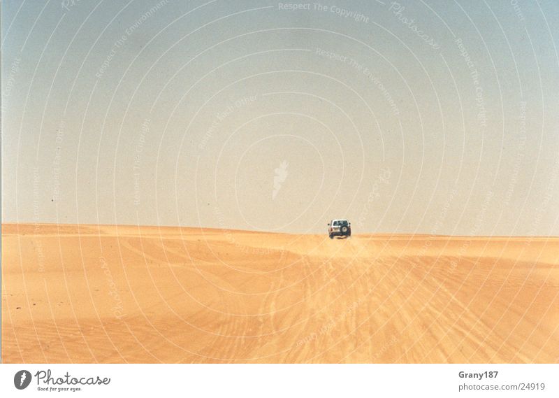 Far far away Geländewagen heiß Werbefachmann Plakat Panorama (Aussicht) Ferien & Urlaub & Reisen Wüste Jeep Sand Stranddüne unendlich weit Sonne Werbemittel