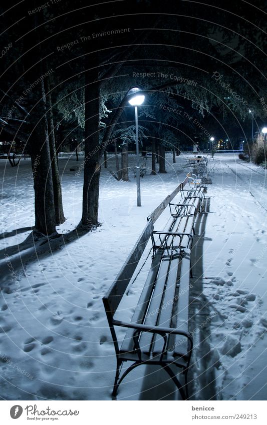 brr Park Parkbank Winter Landschaft Schnee Fußspur Menschenleer verlassen Nacht Abend Laterne Straßenbeleuchtung Licht Lampe