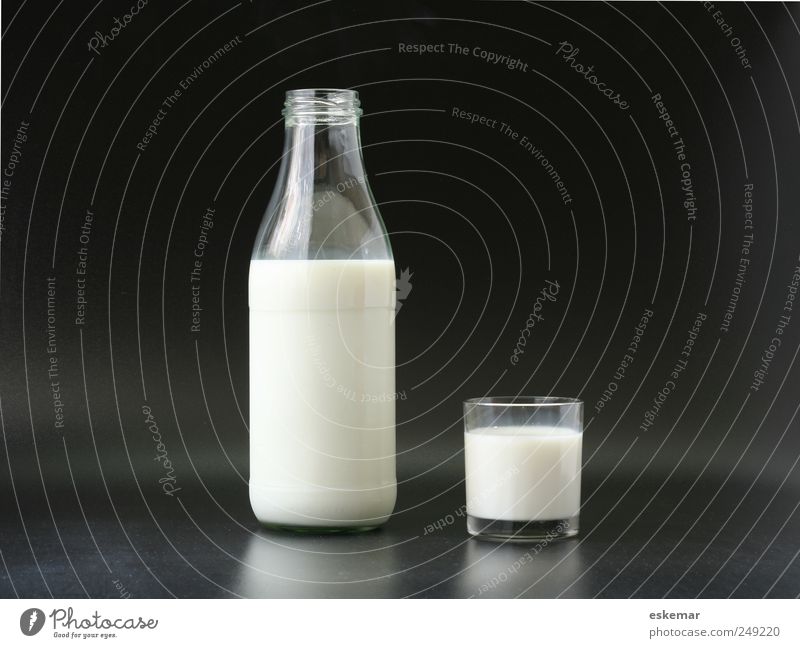 Milch Lebensmittel Bioprodukte Getränk Milchglas Milchflasche Flasche Glas ästhetisch einfach Gesundheit schwarz weiß Gedeckte Farben Menschenleer