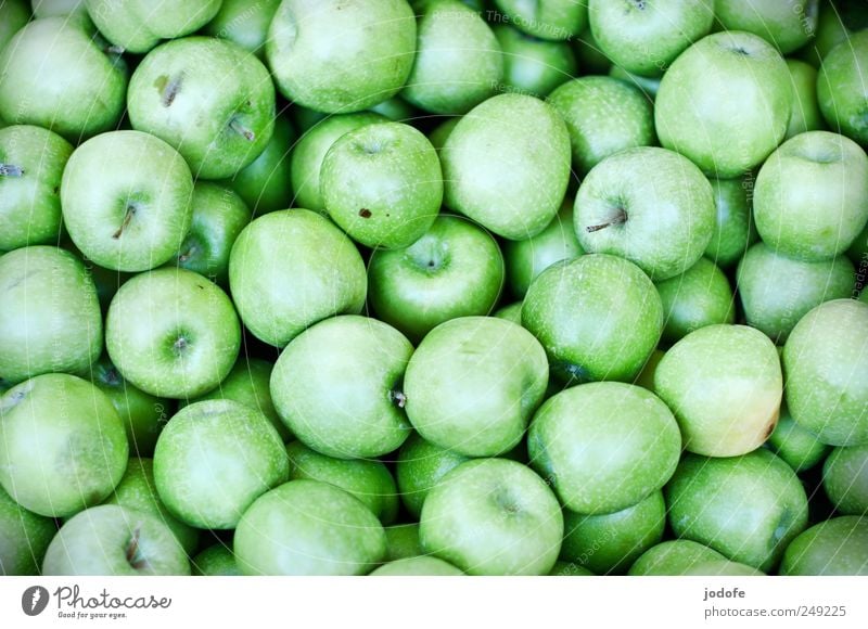 Äpfel Lebensmittel Frucht Apfel Ernährung Gesundheit glänzend sauer viele menge grün giftgrün grasgrün grüner apfel apfelsorte fruchtig Vitamin Granny Smith