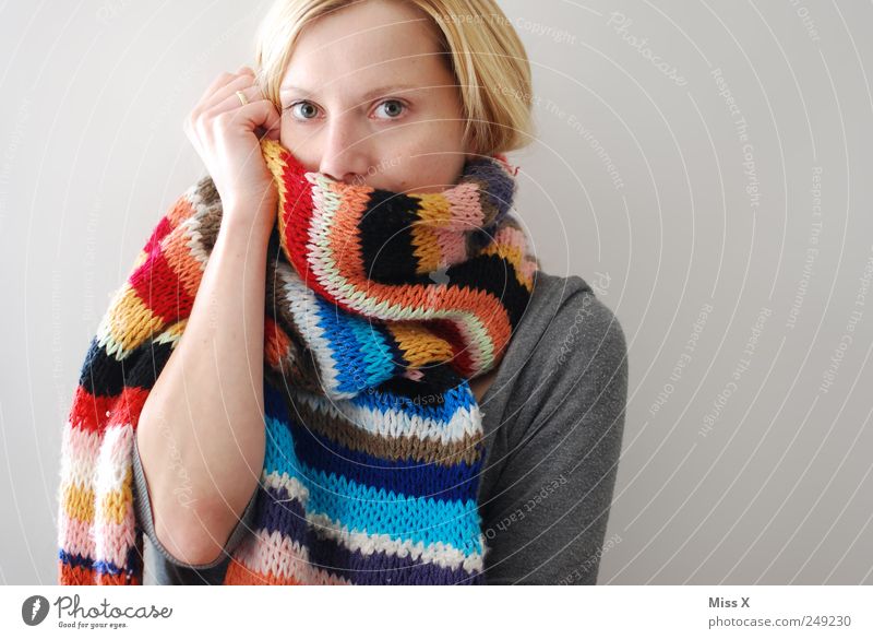 Ein Hoch auf die kalte Jahreszeit - Mit Liebe gestrickt Gesicht Mensch feminin Junge Frau Jugendliche 1 18-30 Jahre Erwachsene Winter Mode Bekleidung Schal