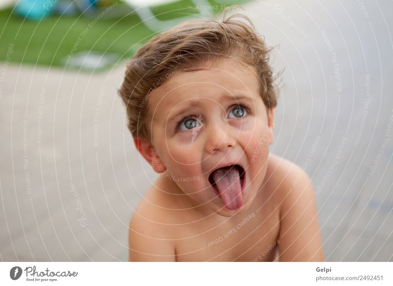 Schönes Baby zwei Jahre alt draußen zeigt seine Zunge Lifestyle Freude Glück schön Haut Gesicht Leben Sommer Kind Mensch Kleinkind Junge Mann Erwachsene