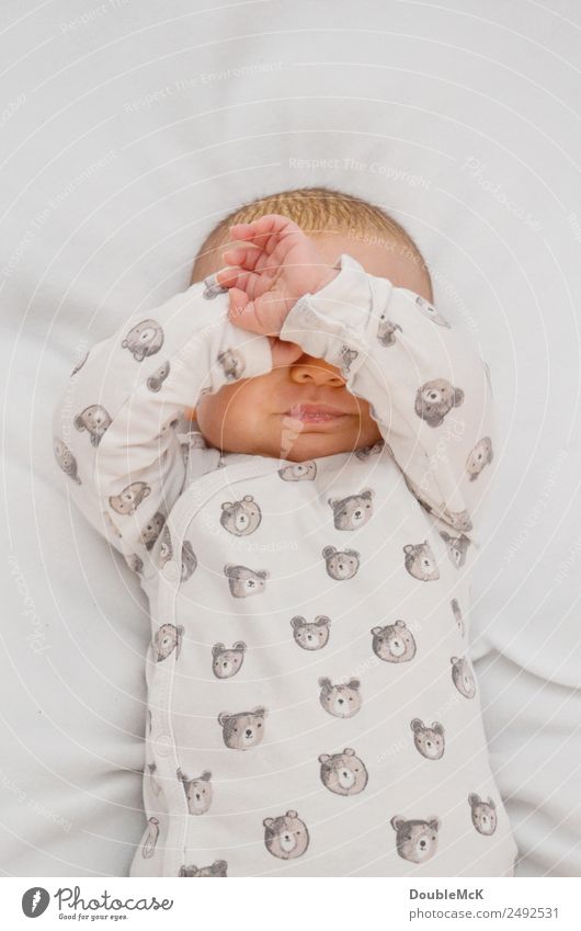 Baby liegt auf Decke und verdeckt mit den Händen die Augen Mensch Körper Kopf Hand Finger 1 0-12 Monate liegen einzigartig klein weich braun orange rosa weiß