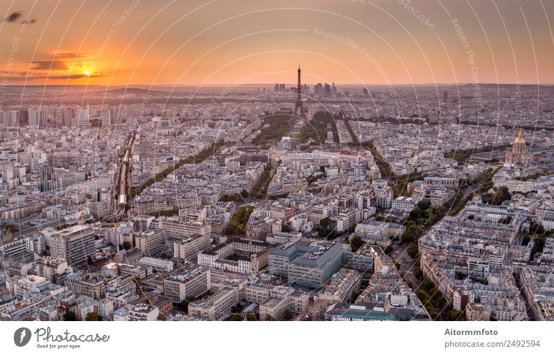 Drohnenaufnahme von Paris bei goldenem Sonnenuntergang Ferien & Urlaub & Reisen Tourismus Ausflug Sightseeing Städtereise Kultur Landschaft Sonnenaufgang