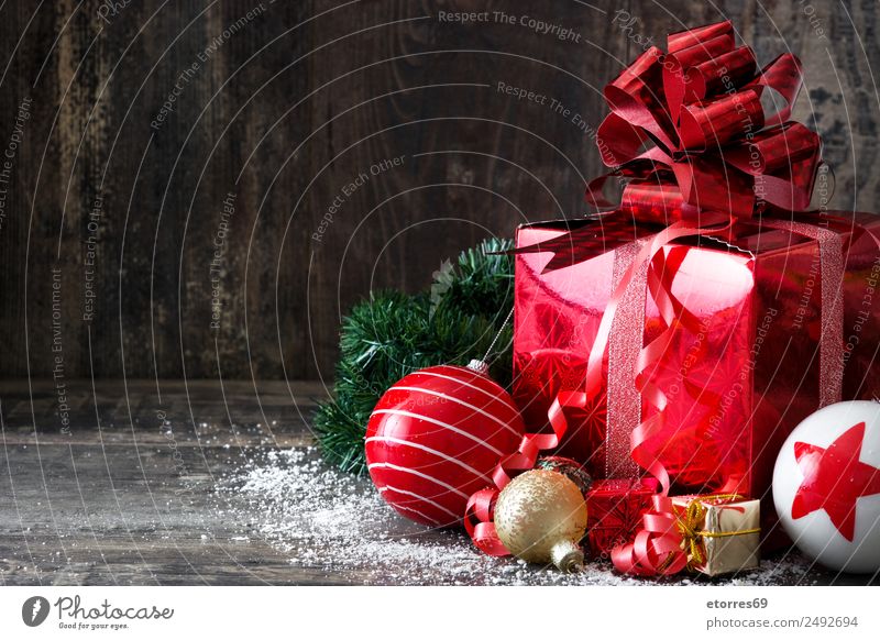 Rote Geschenkbox und Weihnachtskugeln auf Holzuntergrund. Ferien & Urlaub & Reisen Dekoration & Verzierung Party Partygast Feste & Feiern Weihnachten & Advent