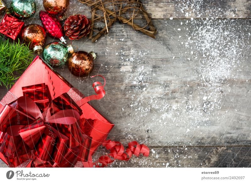 Rote Geschenkbox und Weihnachtskugeln auf Holzuntergrund Ferien & Urlaub & Reisen Dekoration & Verzierung Party Feste & Feiern Weihnachten & Advent Ball Baum