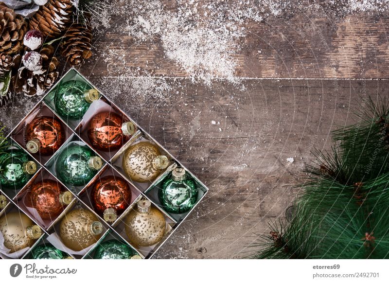 Weihnachtskugeln in Box auf rustikalem Holzgrund Ferien & Urlaub & Reisen Schnee Dekoration & Verzierung Party Feste & Feiern Weihnachten & Advent Ball Kasten