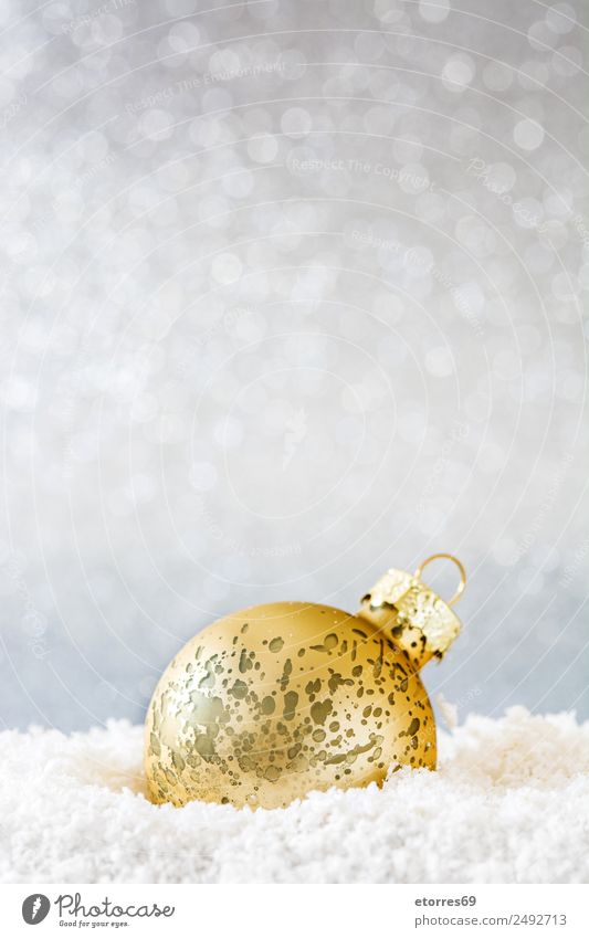 Weihnachtskugel auf Schnee und silbernem Glitzergrund Ferien & Urlaub & Reisen Dekoration & Verzierung Party Feste & Feiern Weihnachten & Advent Ball Kugel gold
