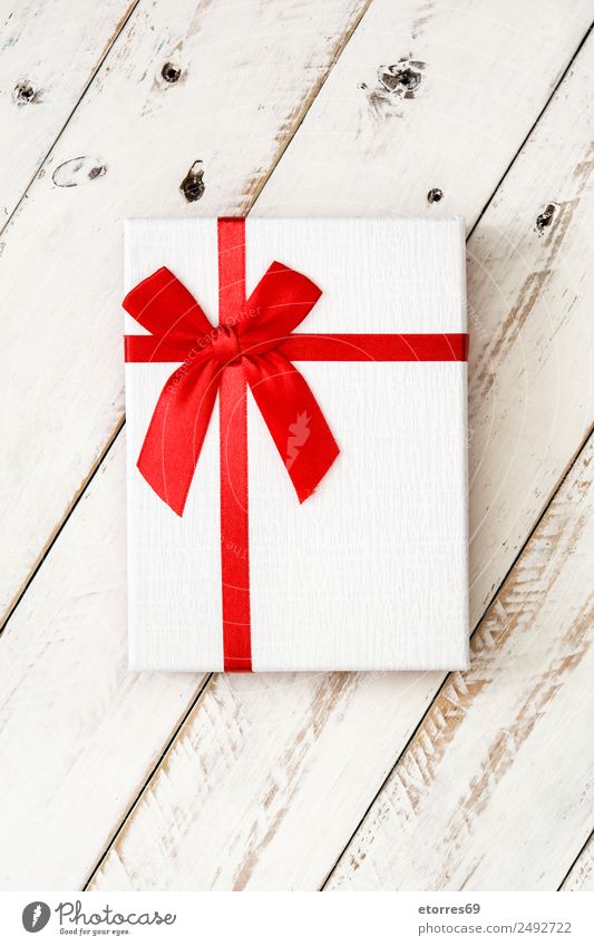 Weiße Geschenkbox auf weißem Holzgrund. Draufsicht. Weihnachten & Advent Verpackung Kasten Dekoration & Verzierung Souvenir Ornament rot Schachtel