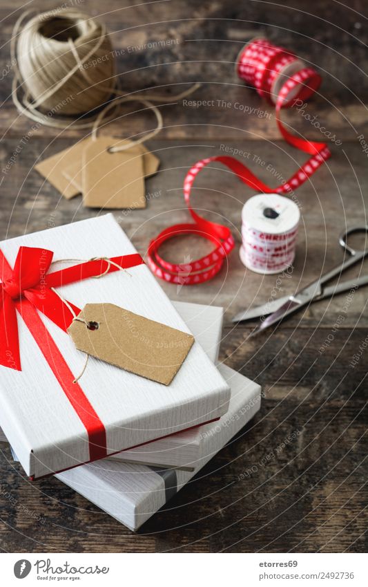 Weiße Geschenkbox mit Aufkleber auf Holztisch. Ferien & Urlaub & Reisen Innenarchitektur Dekoration & Verzierung Feste & Feiern Valentinstag