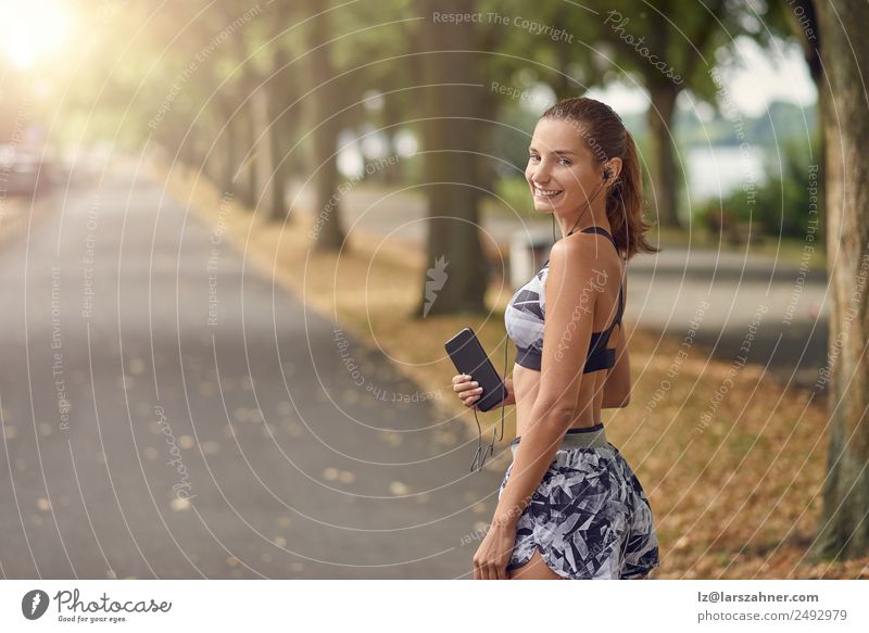 Attraktive, sportliche Frau mit ihrem Handy Lifestyle Körper Gesicht Sommer Musik Sport Joggen Telefon PDA Fotokamera Erwachsene 1 Mensch 18-30 Jahre