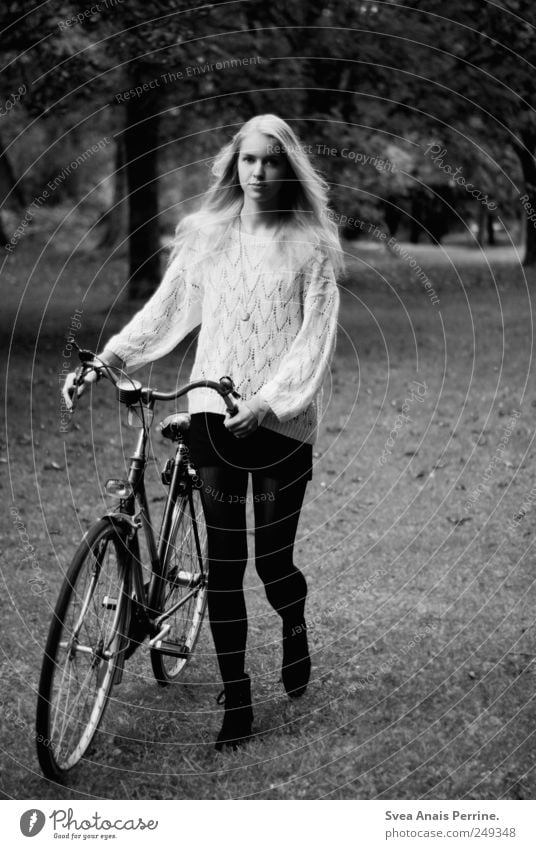 fahrrad. feminin Junge Frau Jugendliche 1 Mensch 18-30 Jahre Erwachsene Baum Park Wiese Rock Pullover langhaarig Fahrrad festhalten dünn schieben Rad alternativ