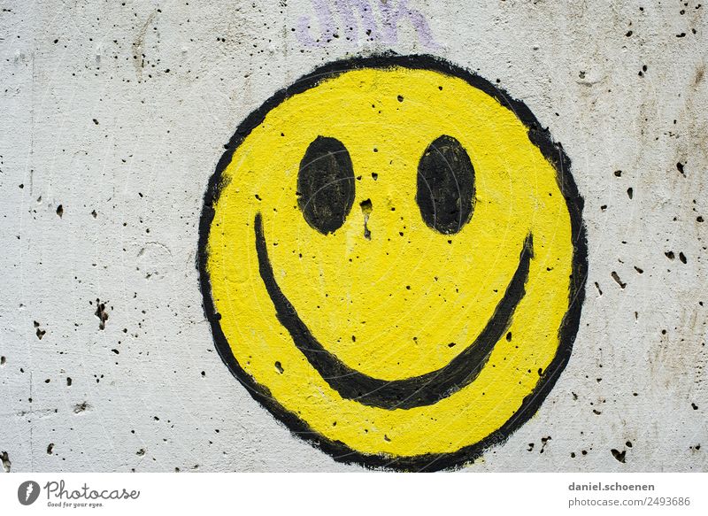 :-) Kunst Zeichen Graffiti Smiley Freundlichkeit Fröhlichkeit gelb grau Gefühle Freude Glück Farbfoto Textfreiraum links