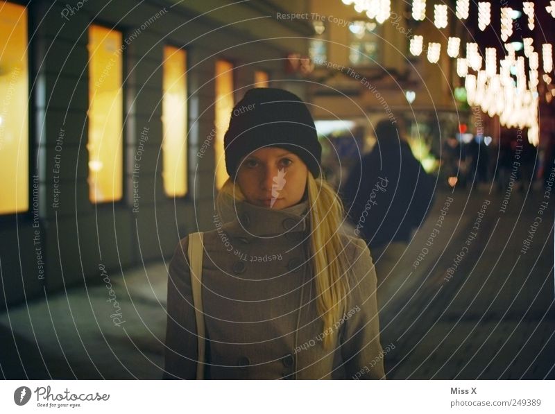 Ein Hoch auf die kalte Jahreszeit - Weihnachtsmarkt Mensch feminin Junge Frau Jugendliche 1 18-30 Jahre Erwachsene Stadtzentrum Mütze blond dunkel herzförmig
