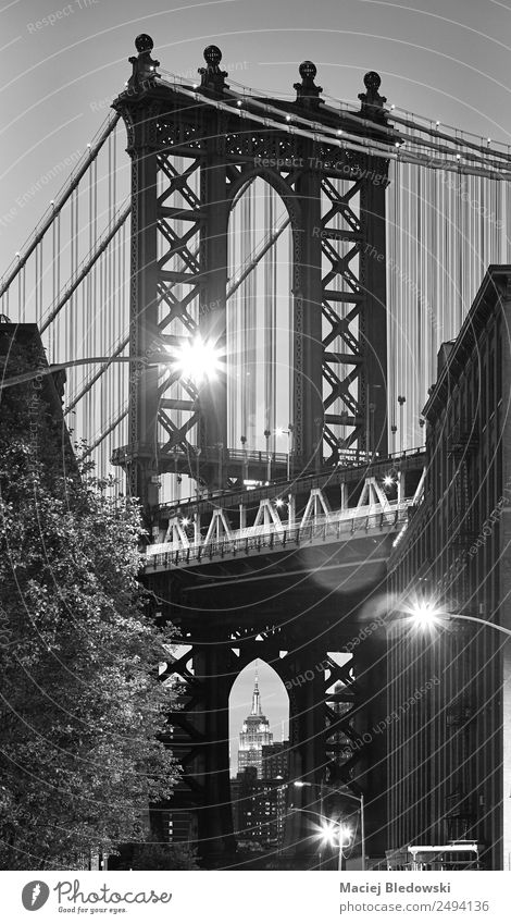 Manhattan Bridge von Dumbo, NYC aus gesehen. Ausflug Sightseeing Städtereise Lampe Kleinstadt Stadt Brücke Gebäude Sehenswürdigkeit Wahrzeichen Straße