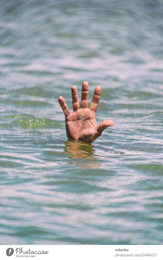 Geste für die Hilfe eines ertrinkenden Mannes Sommer Meer Mensch Erwachsene Hand Finger 1 Wasser Schwimmen & Baden nass blau Hoffnung gefährlich Stress Tod
