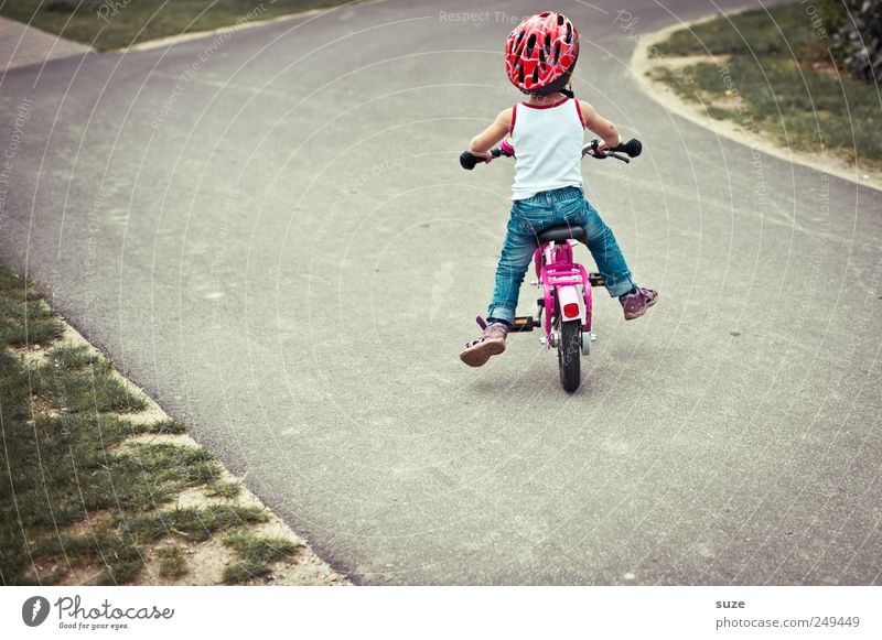 Rumeiern Freizeit & Hobby Fahrradfahren Mensch Kind Kleinkind Mädchen Kindheit 1 3-8 Jahre Verkehrswege Wege & Pfade Helm klein niedlich Sicherheit Ziel