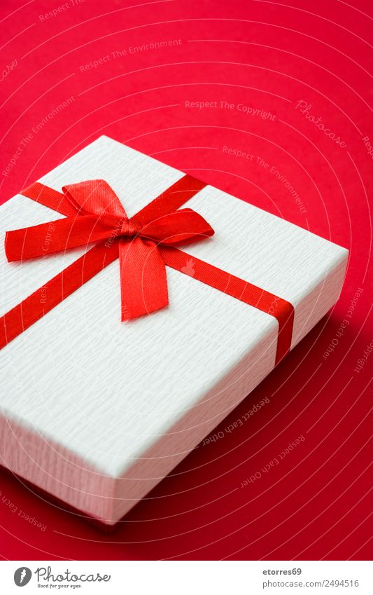 Weiße Geschenkbox auf rotem Hintergrund Feste & Feiern Valentinstag Muttertag Weihnachten & Advent Silvester u. Neujahr Hochzeit Geburtstag Verpackung Paket