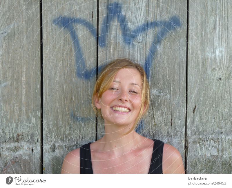 Die Krönung Frau Erwachsene Sommersprossen 18-30 Jahre Jugendliche Maler Krone Mauer Wand Fassade blond Holz Zeichen Lächeln lachen Glück schön Fröhlichkeit