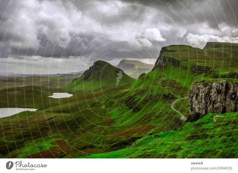 The Quiraing auf der Isle of Skye in Schottland Landschaft Herbst Klima Klimawandel schlechtes Wetter Regen Wiese Hügel Felsen Berge u. Gebirge See nass schön