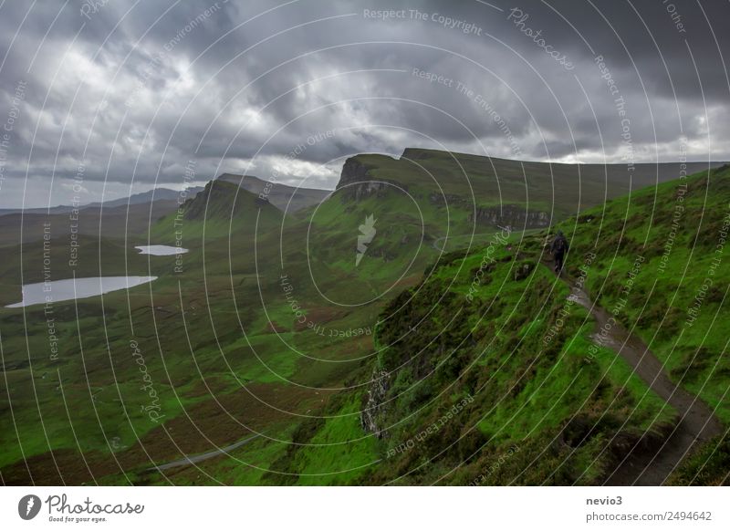 The Quiraing in Schottland Himmel Wolken Gewitterwolken Herbst Gras Grünpflanze Wiese Hügel Berge u. Gebirge grün schlechtes Wetter bedrohlich dunkel wandern