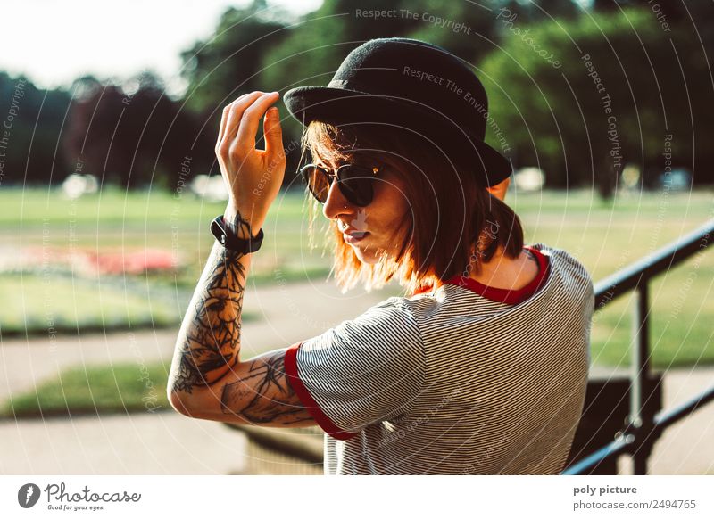 [LS107] - Junge Frau mit Sonnenbrille, Hut und Tattoo im Park Lifestyle Stil Jugendliche Erwachsene Leben Kopf Arme Hand 13-18 Jahre 18-30 Jahre Sommer Herbst