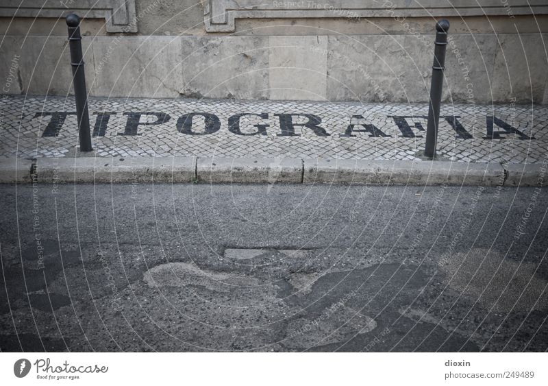 TIPOGRAFIA Typographie Schriftzeichen Mosaik Lissabon Portugal Stadtzentrum Altstadt Menschenleer Mauer Wand Fassade Straße Bürgersteig Kopfsteinpflaster