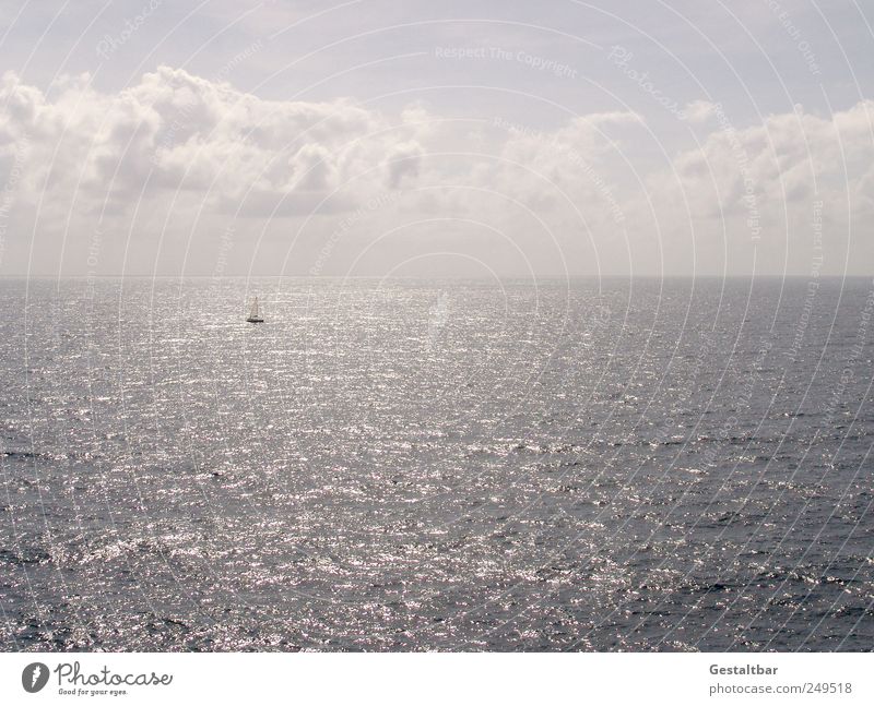 Wer da wohl segelt? Glück Erholung ruhig Meditation Freiheit Sightseeing Sommer Sommerurlaub Meer Segeln Wasser Himmel Wolken Horizont Mittelmeer Segelboot
