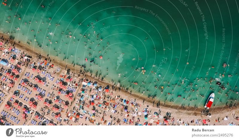 Luftaufnahme der Menschen, die sich am Strand am Schwarzen Meer aufhalten. Lifestyle exotisch Freude Ferien & Urlaub & Reisen Tourismus Abenteuer Freiheit