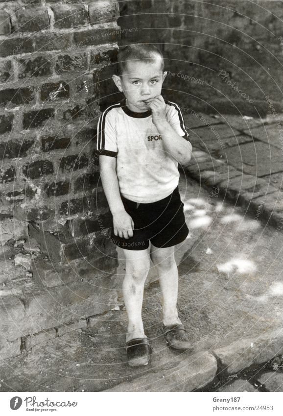 Billy the Kid Schwarzweißfoto Tag Ganzkörperaufnahme Blick in die Kamera Kind Mensch maskulin Junge Kindheit 1 3-8 Jahre T-Shirt Schuhe kurzhaarig Armut