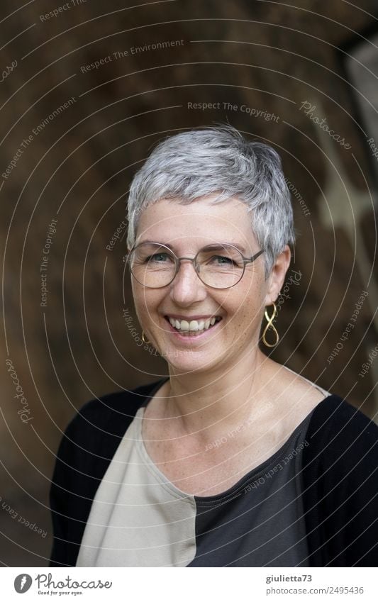 Das Leben ist schön! | UT Dresden | Attraktive, lachende Frau mit flotter, grauer Kurzhaarfrisur feminin Erwachsene Senior 1 Mensch 45-60 Jahre Brille