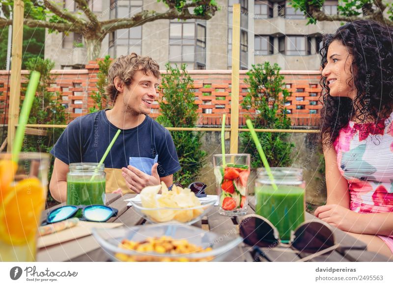 Junges Paar, das an einem Sommertag Spaß hat. Gemüse Frucht Getränk Lifestyle Freude Glück schön Freizeit & Hobby Ferien & Urlaub & Reisen Garten Tisch sprechen