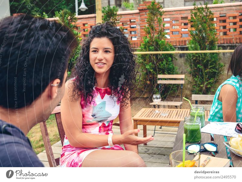 Junge Frau im Gespräch mit Freundin an einem Sommertag Gemüse Frucht Getränk Lifestyle Freude Glück schön Freizeit & Hobby Ferien & Urlaub & Reisen Garten Tisch