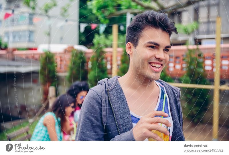 Junger Mann hält ein Glas mit infundiertem Wassercocktail im Freien. Frucht Getränk Saft Lifestyle Freude Glück Freizeit & Hobby Sommer Garten Tisch Mensch Frau