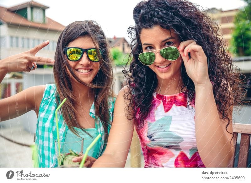 Zwei Frauen mit Sonnenbrille und Smoothies schauen auf die Kamera. Gemüse Frucht Getränk Saft Lifestyle Freude Glück Freizeit & Hobby Sommer Erfolg Mensch