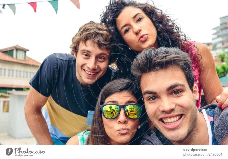 Junge glückliche Menschen, die bei einer Sommerparty im Freien in die Kamera schauen Lifestyle Freude Glück Freizeit & Hobby Ferien & Urlaub & Reisen
