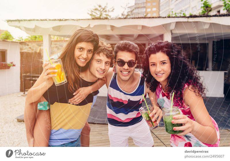 Gruppe von Menschen, die Spaß an der Sommerparty haben. Gemüse Frucht Getränk Alkohol Lifestyle Freude Glück schön Freizeit & Hobby Ferien & Urlaub & Reisen