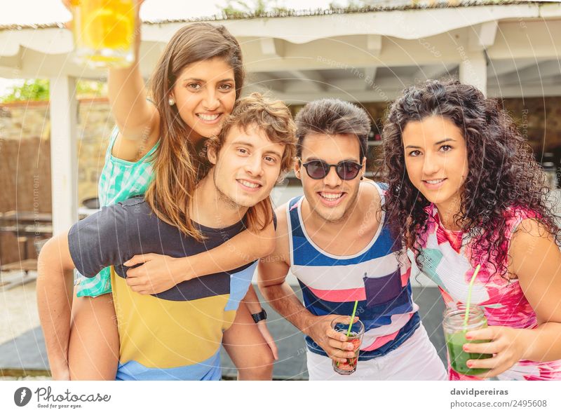 Gruppe junger Menschen, die Spaß am Sommerfest haben. Gemüse Frucht Getränk Alkohol Lifestyle Freude Glück schön Freizeit & Hobby Ferien & Urlaub & Reisen