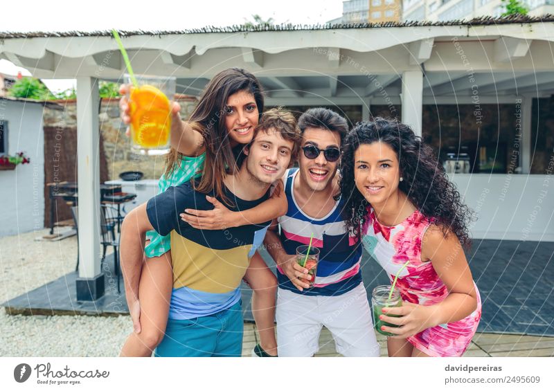 Junge Leute haben Spaß beim Sommerfest im Freien. Gemüse Frucht Getränk Alkohol Lifestyle Freude Glück Freizeit & Hobby Ferien & Urlaub & Reisen Garten