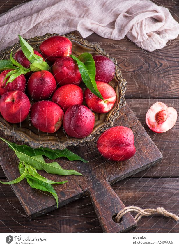 rote reife Pfirsiche Nektarine Frucht Dessert Ernährung Teller Tisch Holz Essen frisch oben saftig braun Hintergrund Lebensmittel Gesundheit süß roh ganz