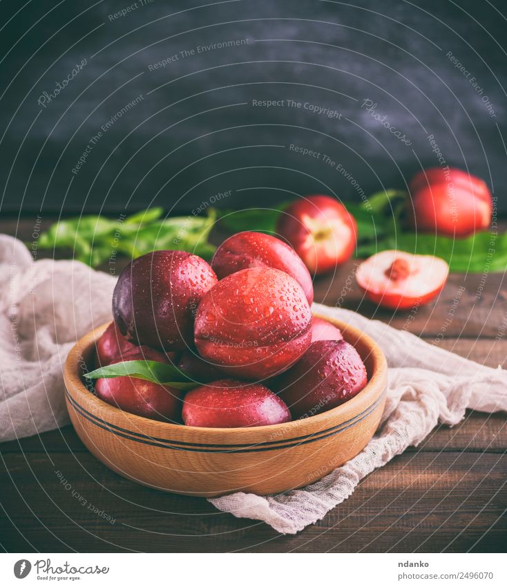 rote reife Pfirsiche Nektarine Frucht Dessert Ernährung Teller Schalen & Schüsseln Sommer Tisch Blatt Holz Essen frisch saftig braun schwarz Hintergrund