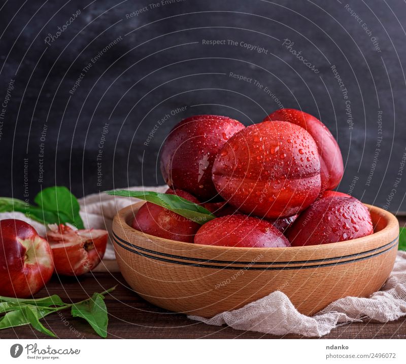 reife Pfirsiche Nektarine Frucht Dessert Ernährung Teller Schalen & Schüsseln Sommer Tisch Blatt Holz Essen frisch saftig braun rot schwarz Hintergrund