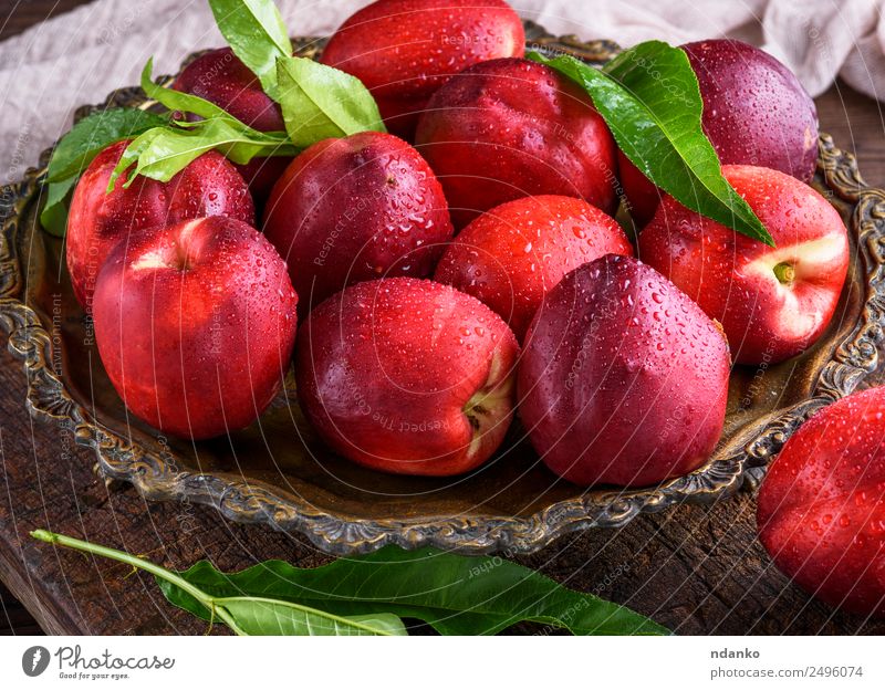 rote reife Pfirsiche Nektarine Frucht Dessert Ernährung Teller Tisch Essen frisch saftig braun Hintergrund Lebensmittel Gesundheit süß roh ganz geschmackvoll