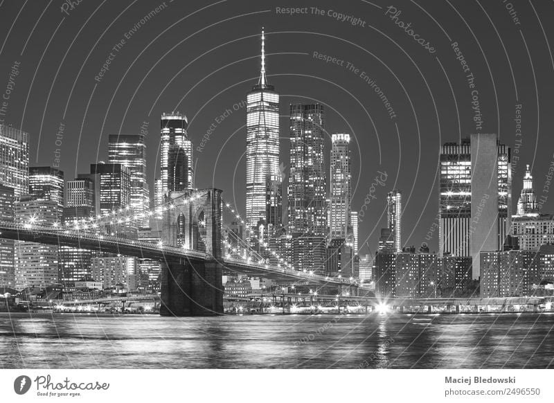 Brooklyn Bridge und Manhattan Skyline bei Nacht, New York. Büro Himmel Fluss Stadt Hochhaus Bankgebäude Gebäude Architektur Sehenswürdigkeit Wahrzeichen