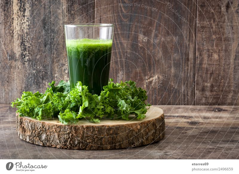 Grünkohl Smoothie im Glas auf Holzuntergrund. Milchshake Getränk trinken grün Entzug Gesundheit Gesunde Ernährung Vitamin Superfood Vegane Ernährung